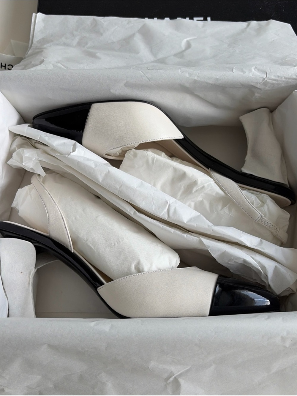 26A Chanel Lambskin & Patent Calfskin White & Black Apple Slingback 38.5 New - Picture 11 of 16
